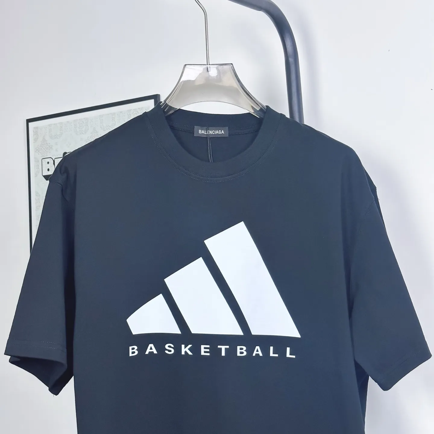 ：KK 10 Originals × T Same Style ： 1.320g ，100% ， ， ， 。 2. ， ， ， ， ！ 3. ， ， ， 。 4. ， Breathable ， Quality 。 ： ， 。 “Daily Log : Relarda” ，“goodday Hows your weather?” ， 。 ， ， 。 ：Black、White Size ：S-XL